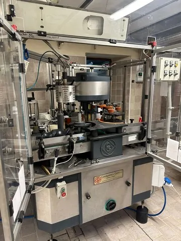 Used Cavagnino & Gatti Wine Labelling Machine EA 632 for wine bottling lines