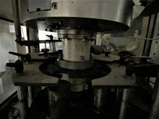 Used Bertolaso delta 504 r/s sx Sparkling Wine Corking Machine X 263 for wine bottling lines